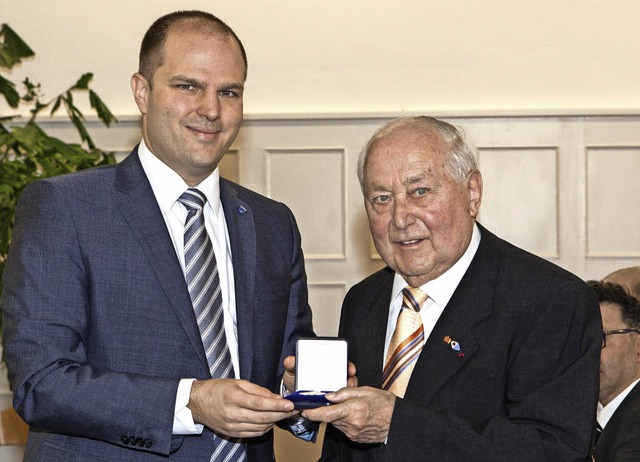 Roman Gtzmann zeichnet Alois Schtzle...enstmedaille der Stadt Waldkirch aus.   | Foto: Gabriele Zahn