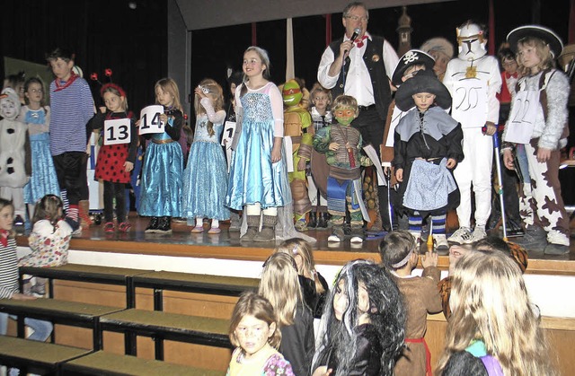 Die Teilnehmer des Kinder-Preismaskenb...ublikum vor, das als Jury fungierte.    | Foto: Helmut Hassler