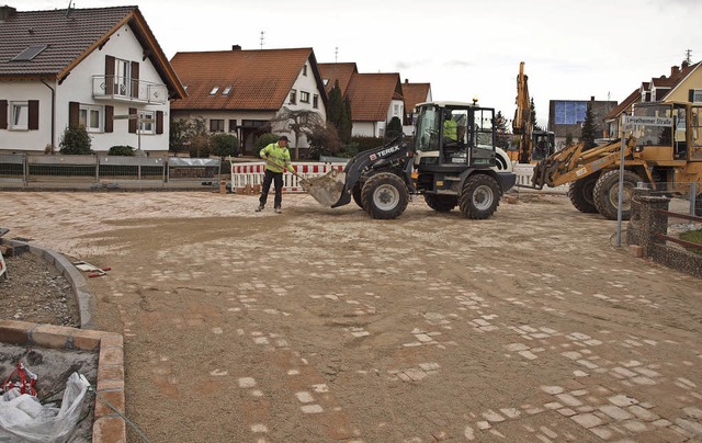 Bauarbeiter sind derzeit mit Hochdruck...zu bekommen, bevor die Narren kommen.   | Foto: Michael Haberer