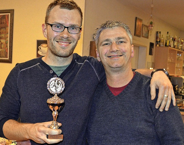 Markus Kimmelmann berreicht Frank Bhler (links) den Pokal.  | Foto: mfs