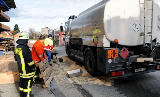 Mit Sgemehl verhinderten die Mitarbeiter  greren Schaden.   | Foto: wolfgang knstle