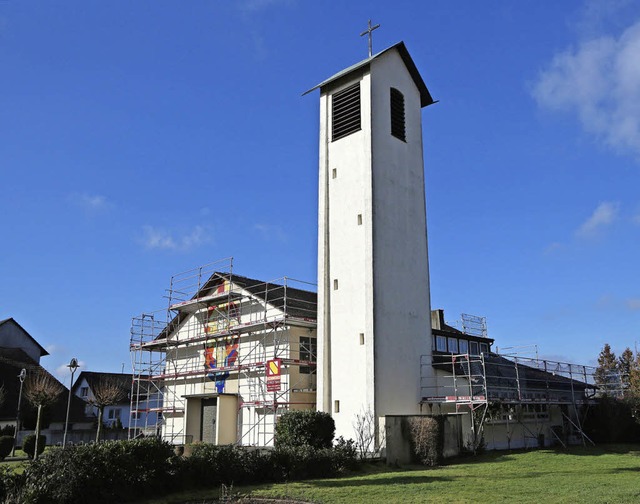 Die Krzeller evangelische Kirche wird mit Ziegeln gedeckt.  | Foto: BREITHAUPT