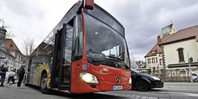 Der  Bordstein ist weit weg: Die  Halt...rrierefreies Aus- und Einsteigen zu.    | Foto: Thomas Kunz