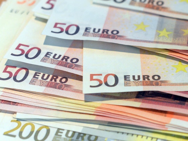 2000 Euro fand ein Geflchteter in Lahr auf einem Parkplatz.  | Foto: dpa