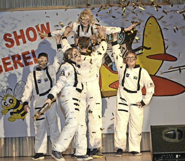 Das Astronautenballett der Landjugend ...1; das Publikum verlangte die Zugabe.   | Foto: N. Bayer