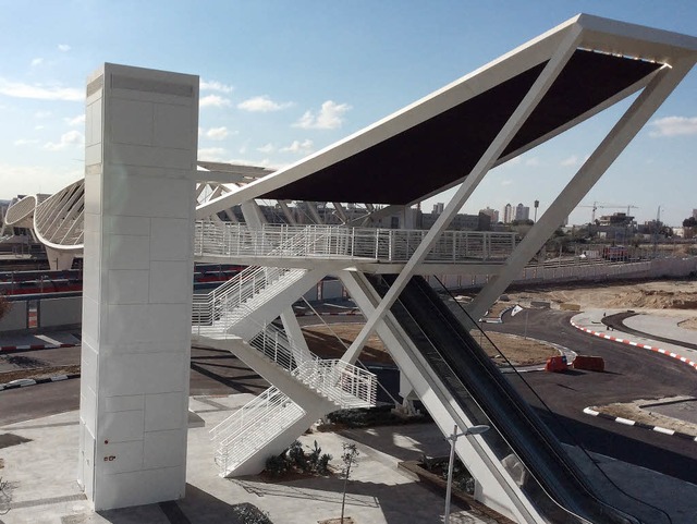 Diese  futuristisch anmutende  Brcke ...heba und die Ben-Gurion-Universitt.    | Foto: INGE GNTHER