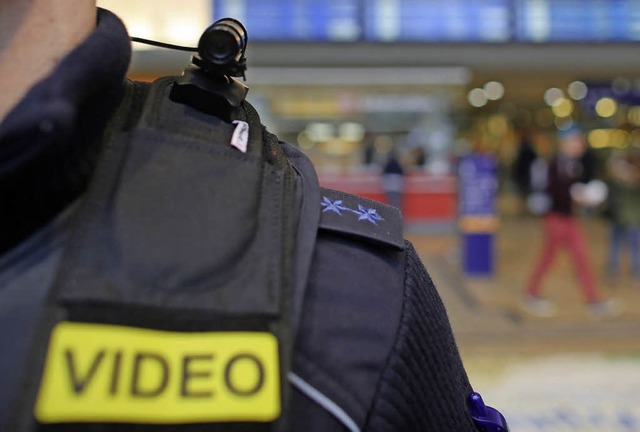 Ein Polizist geht mit einer mobilen Vi...r am Klner Hauptbahnhof auf Streife.   | Foto: dpa
