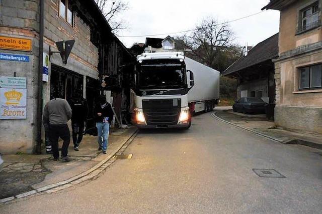 Chaos-Fahrt: Sattelzug bleibt in Kurve in Wiechs stecken – 20.000 Euro Schaden