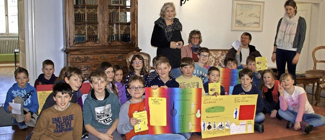 Die Schler der Grundschulklasse 4c st...lossbibliothek ihre Projektarbeit vor.  | Foto: Daniele Schle