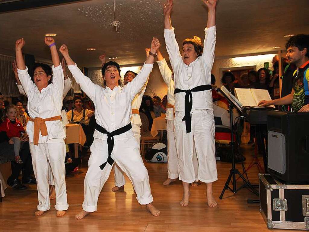 Die Karate-Senioren zeigten eine Ausschnitt aus ihrem anstrengenden Training. Rechts ein exotisches Exemplar: ein Mann, hier in Person von Alleinunterhalter Jrg Hauser.