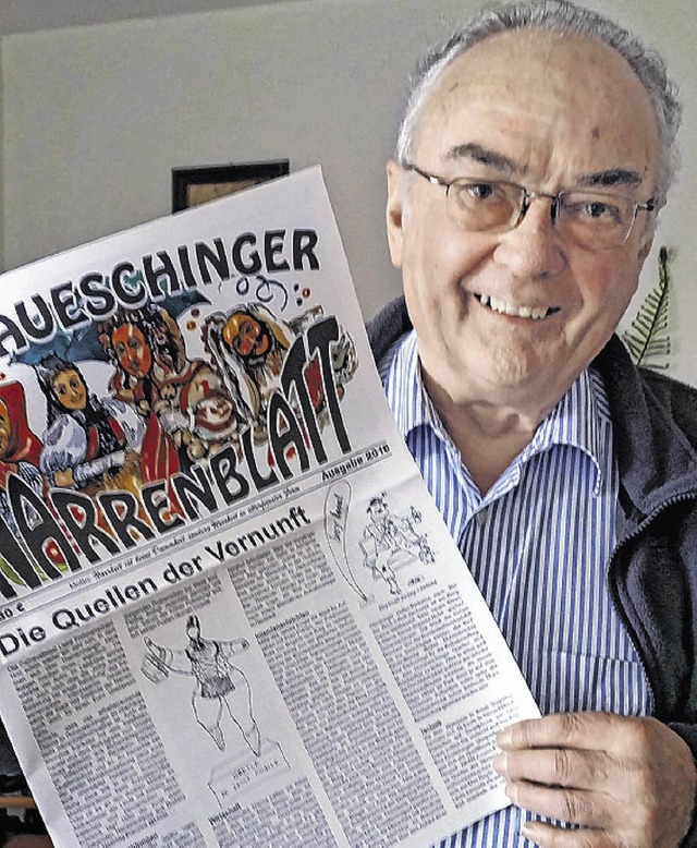 Kurt Bolli hlt das druckfrische Narrenblatt in der Hand.    | Foto: Vollmer