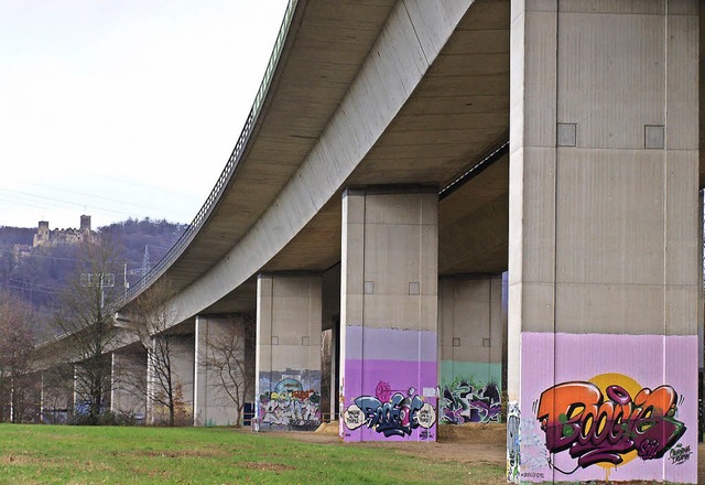 Unter der Autobahnbrcke wird es wegen...n Whler Lrrach gerne gehabt htten.   | Foto: Paul Schleer