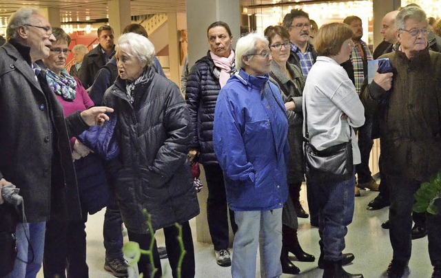 Den Nutzen des Rheinstegs diskutieren ...isses im Rathausfoyer am Sonntagabend.  | Foto: Ingrid Bhm-Jacob