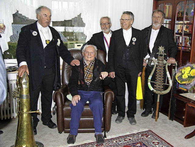 Die Schnauer Guggemusik gratulierte d...r Emil Reichert zum 101. Geburtstag.    | Foto: privat