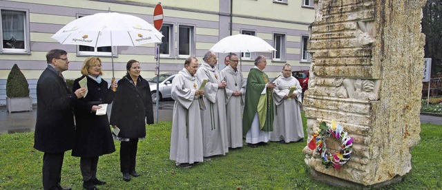 Hertens Ortsvorsteherin Sabine Hartman...anbringung an das Euthanasie-Mahnmal.   | Foto: St. Josefshaus