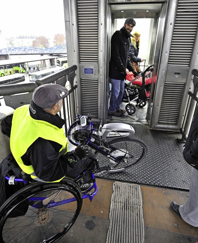 Fr Rollstuhlfahrer  sind die Wege am ...tadtbahnbrcke keineswegs komfortabel.  | Foto: Thomas Kunz
