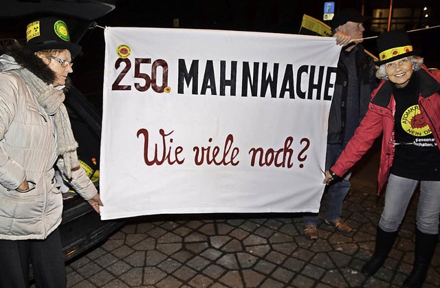 Dieses Protestplakat wurde bei der 250...dem Breisacher   Neutorplatz gezeigt.   | Foto: Jochen Voigt