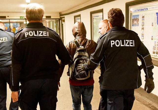 Polizisten mit Straftter  | Foto: dpa
