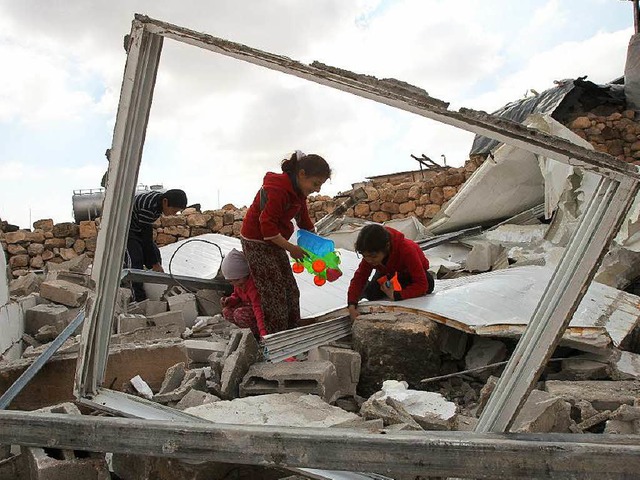 Palstinensische Kinder suchen in ihren abgerissenen Husern nach Spielsachen.  | Foto: AFP