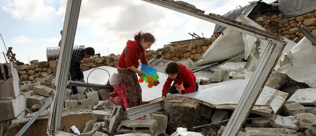 Palstinensische Kinder suchen in ihren abgerissenen Husern nach Spielsachen.   | Foto: AFP