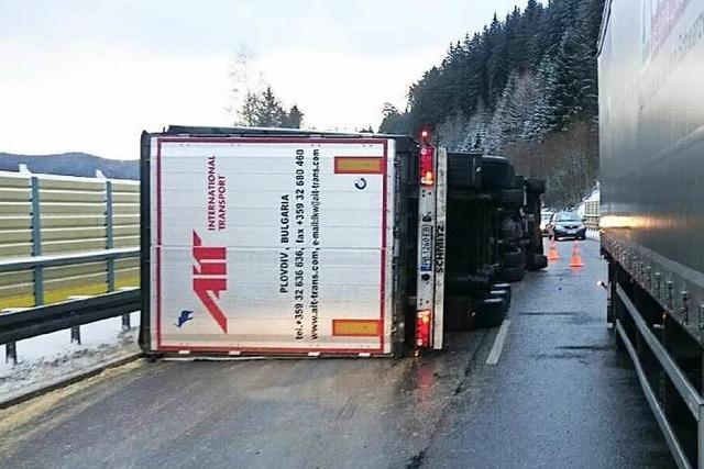 Neustadt: Umgekippter Laster blockiert B 31, Umleitung eingerichtet