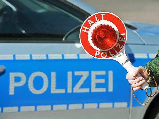 Die Polizei rt, die L 126 zu umfahren.  | Foto: dpa