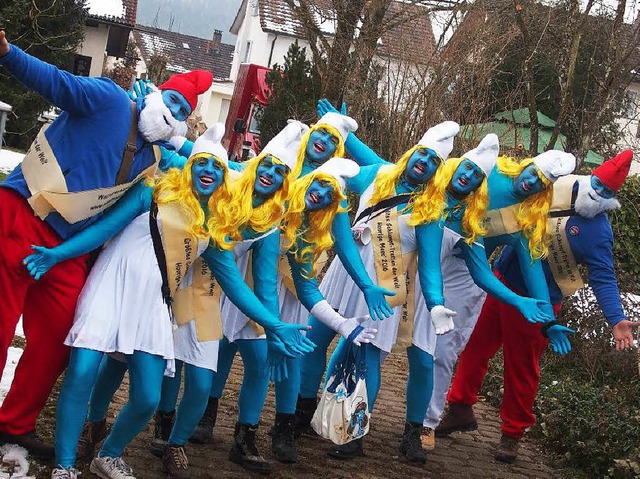 Schlumpfinen mit Papa Schlumpf: Die Vo...chtbaren Hautstellen mssen blau sein.  | Foto: Privat