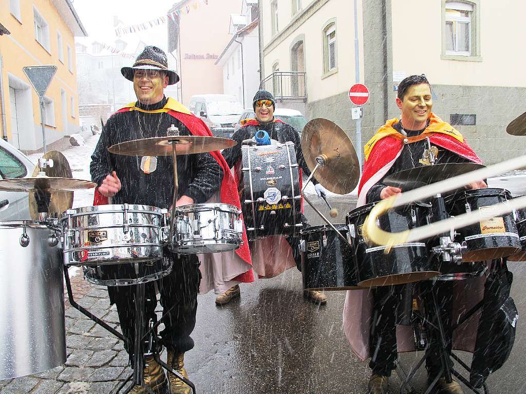 Schneeregen strt einen echten Guggenmusiker nicht.