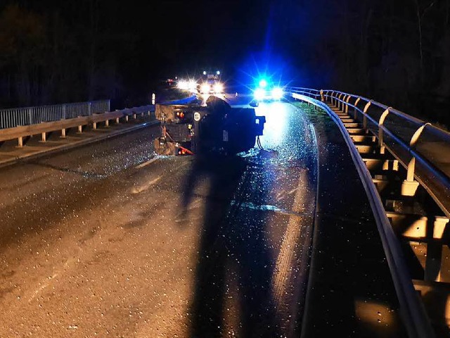 LKW verliert Traktor  | Foto: Polizei