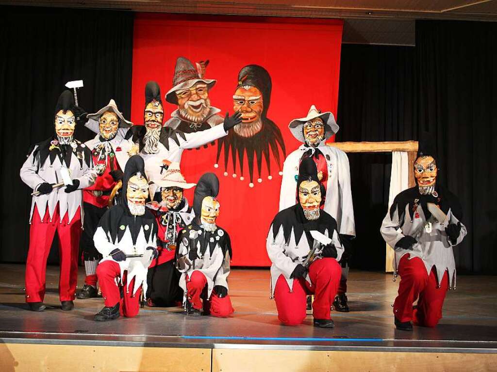 Mit dem Klopfertanz startete das bunte Programm beim Zunftabend der Silberklopfer in der Festhalle Bleibach