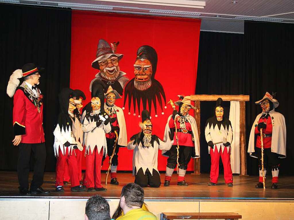 Mit dem Klopfertanz startete das bunte Programm beim Zunftabend der Silberklopfer in der Festhalle Bleibach