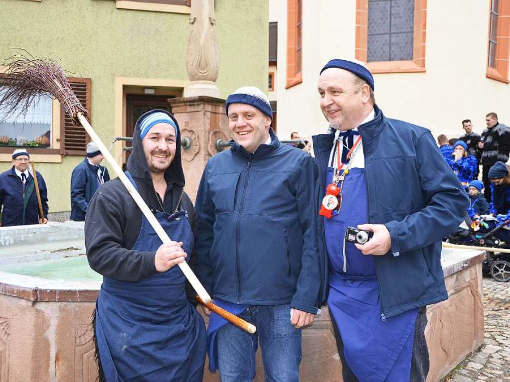 Die Brunnenputzer walteten in Kirchhofen ihres Amtes und reinigten gleich elf Dorfbrunnen an einem Tag.