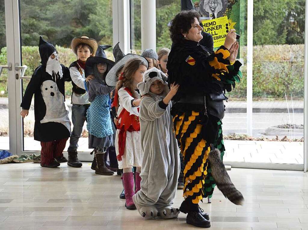 Nach der Rathausstrmung feierten Merzhausens Grundschulkinder und die Bretrieber im Forum. Das Rathausteam sorgte fr die Erfrischung.