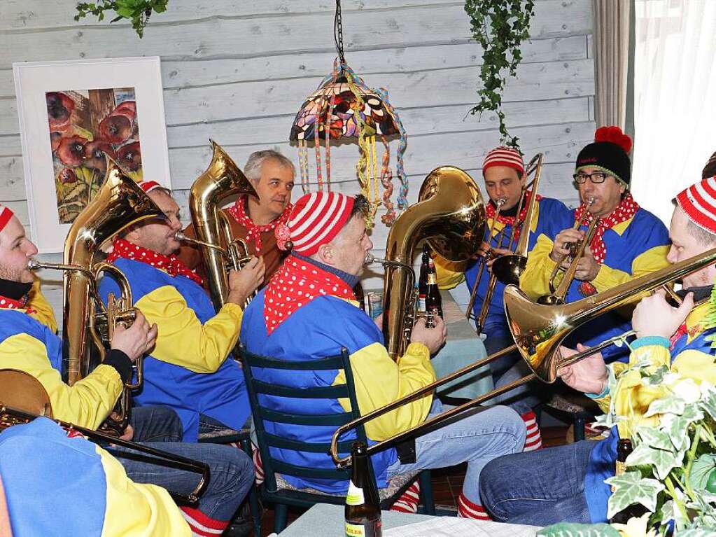In Birkendorf  haben Rombachwiibli, Elferrat und Zunftmusik am Schmutzige Dunnschdig Fasnet gefeiert,  die Kinder der Grundschule und Kindergarten wurden befreit.