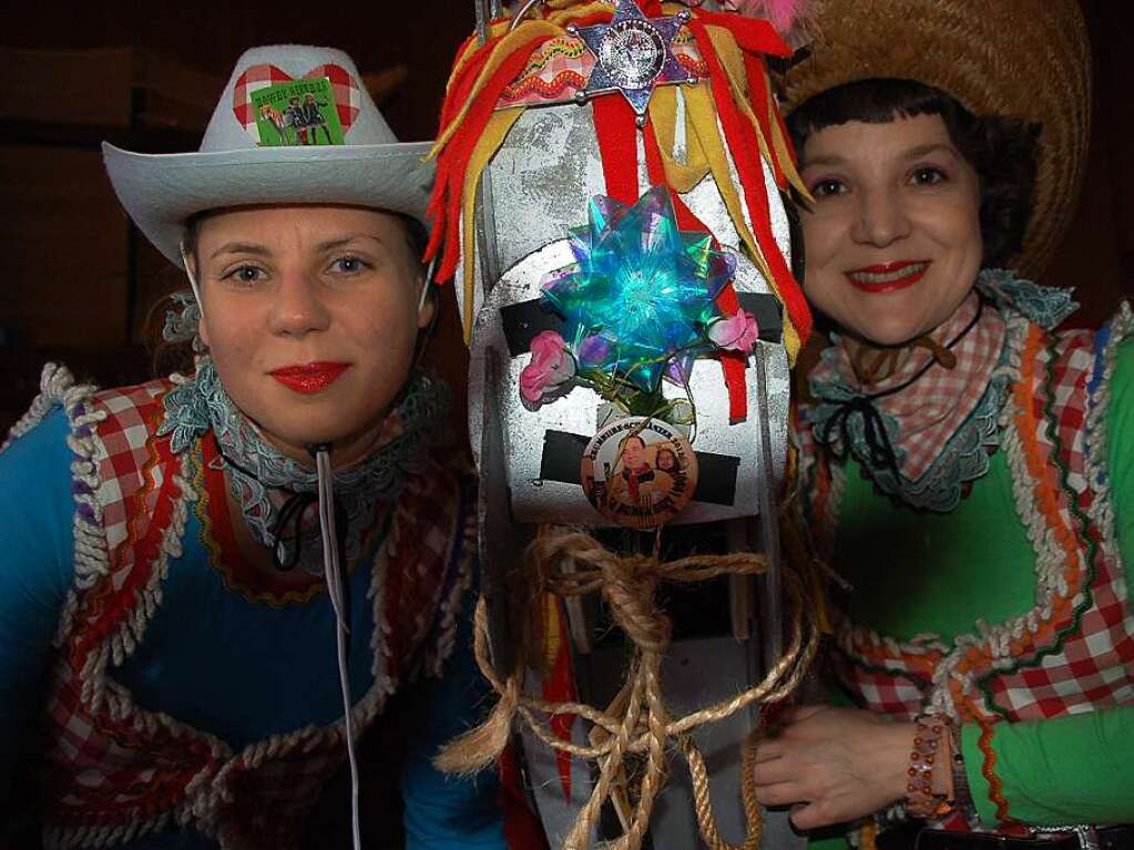 Glitzer und Glamour, gepaart mit Federboas und feinstem Tll verwandelten den Kursaal in Bad Sckingen beim traditionellen Wiiberklatsch in einen Tempel voller umwerfendem Wiibercharme.