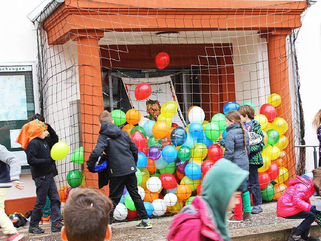 Verbarrikadiert mit Luftballonen: das Marcher Rathaus.