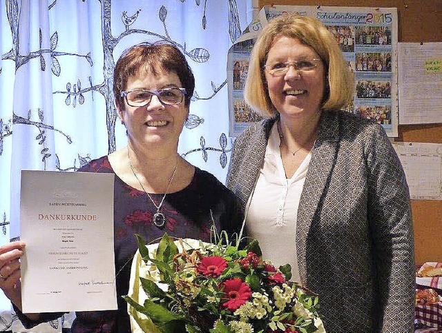 Rektorin Eva Peppekus (rechts) gratuli...eier  zum 40-jhrigen Dienstjubilum.   | Foto: Alfons Vgele