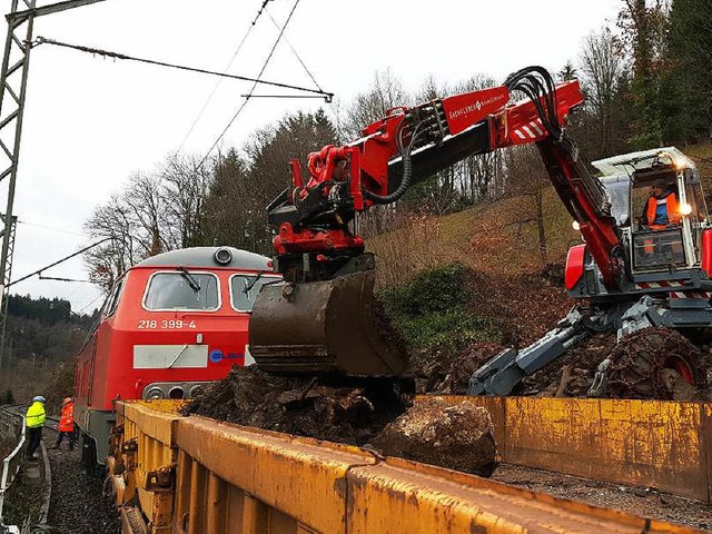 Das Gerll wird bei Falkensteig auf einen Spezialzug verladen.  | Foto: Sebastian Wolfrum