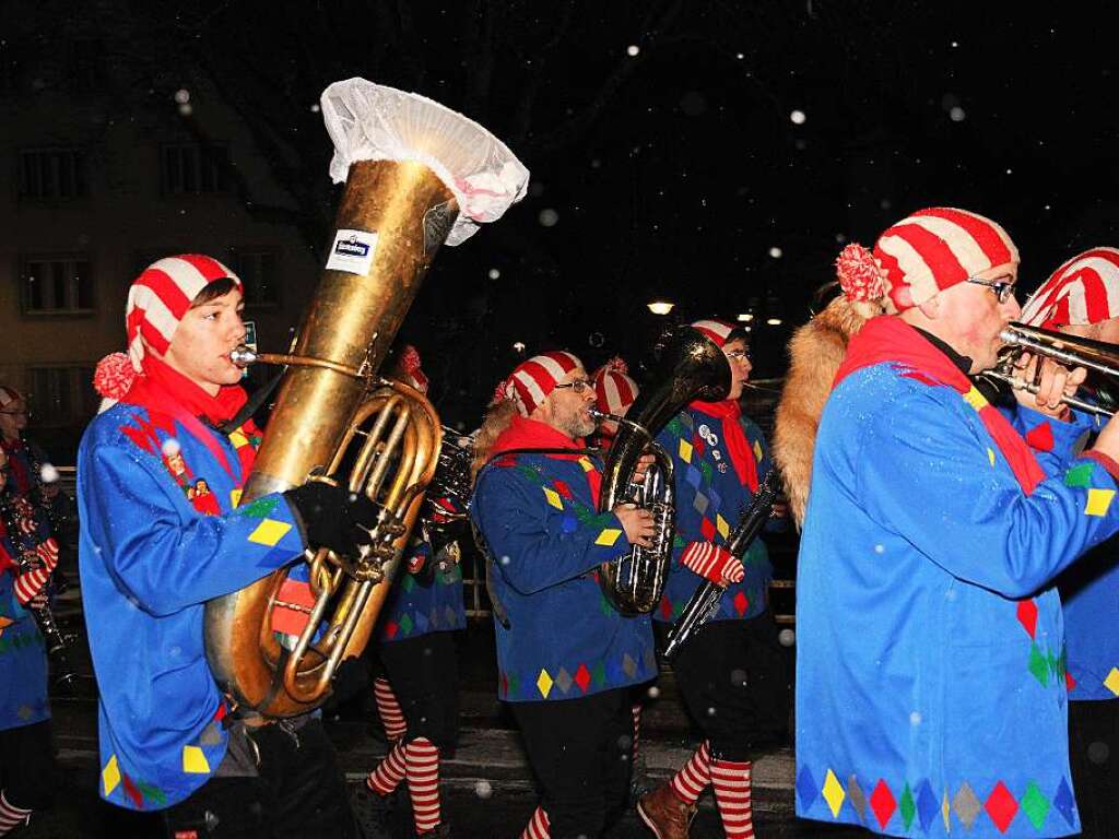 In der Dmmerung beginnen die Musiker die Neustdter zu wecken.