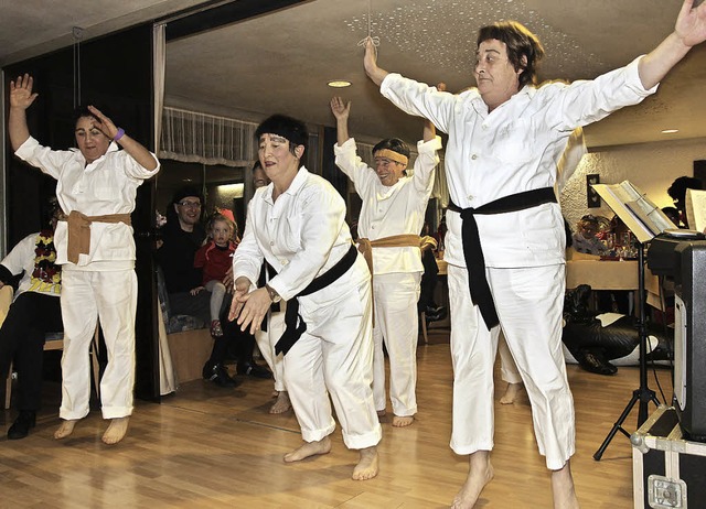 Die Karate-Senioren zeigten eine Ausschnitt aus ihrem anstrengenden Training.  | Foto: Eva Korinth