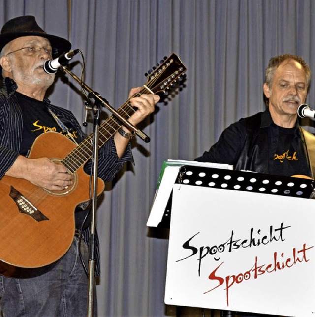 Das  Duo &#8222;Spootschicht&#8220; (v...beim Auftritt in der Langenauer Halle   | Foto: G. Diehl