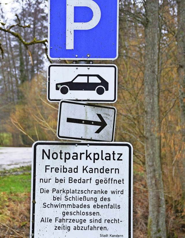 Auf dem Areal hinter dem Notparkplatz ...r insgesamt 100 Flchtlinge errichtet.  | Foto: Markus Maier