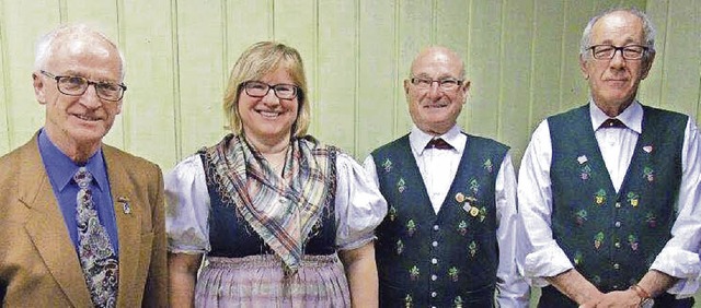 Die neuen Ehrenmusiker (von links:)  H...thi und die Vorsitzende, Karin Horst.  | Foto: Franz  Hilger