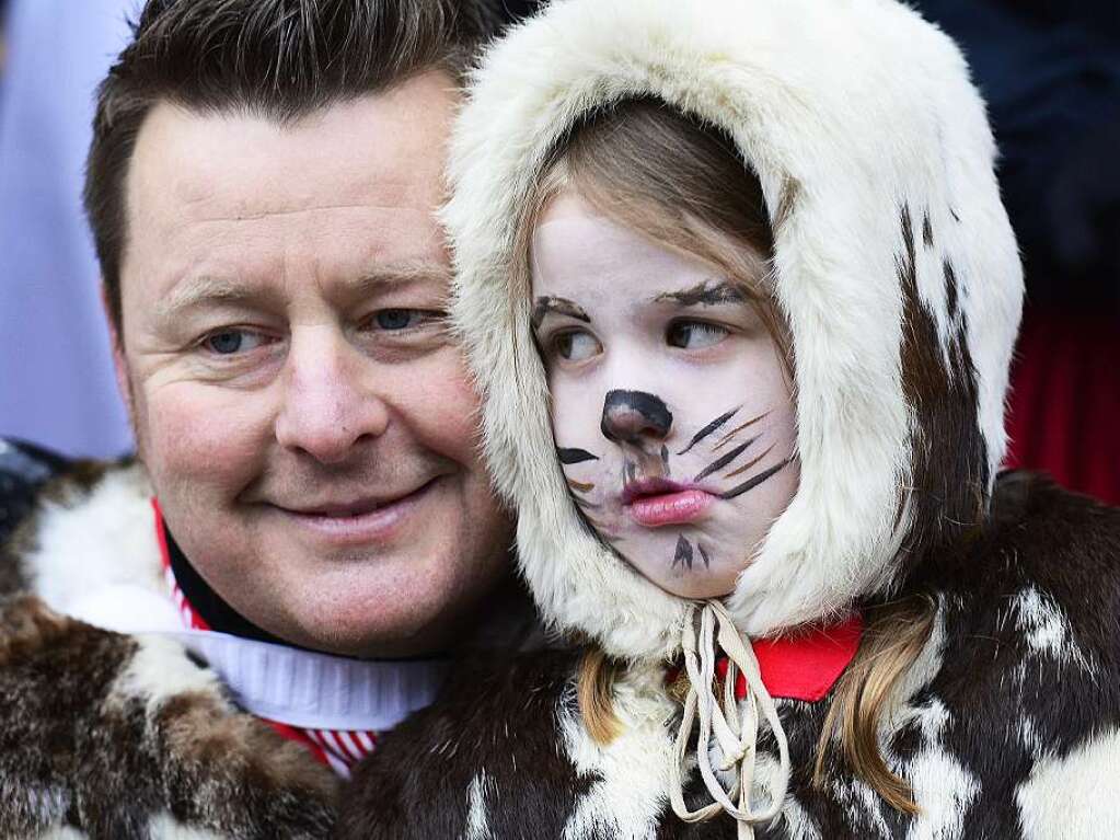 Die Fasnetrufer platzierten den Narrenbaum und das nrrische Fuvolk applaudierte frhlich im Konfettiregen: Echte Narren stoppt auch Sauwetter niemals nicht.