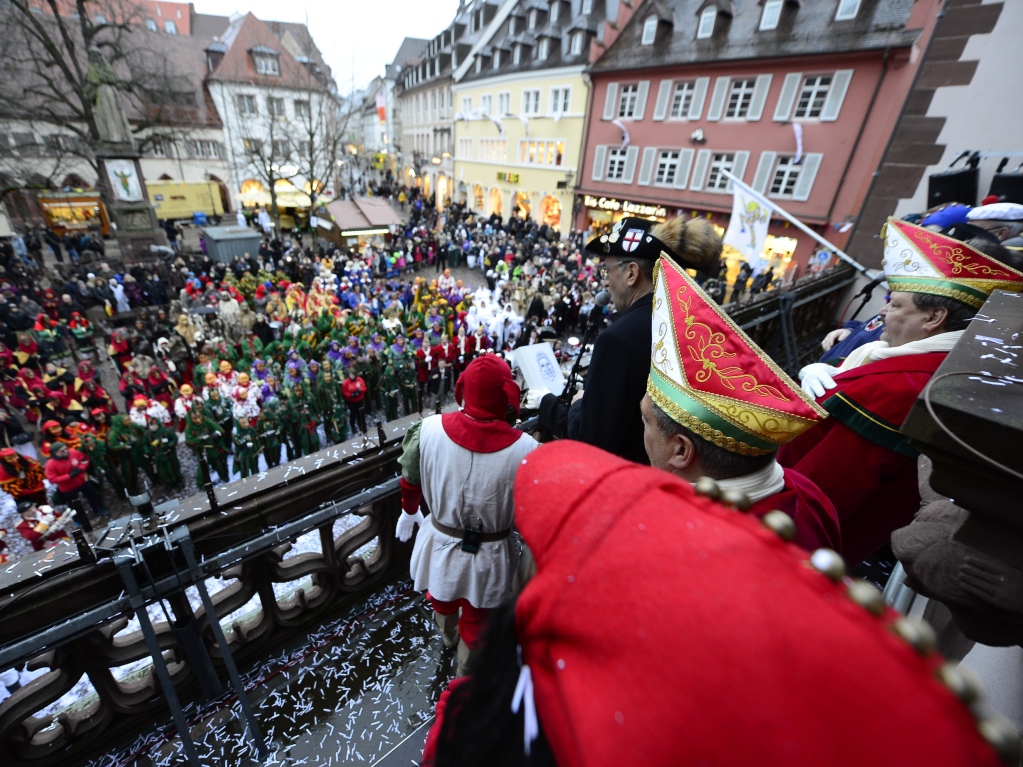 Die Fasnetrufer platzierten den Narrenbaum und das nrrische Fuvolk applaudierte frhlich im Konfettiregen: Echte Narren stoppt auch Sauwetter niemals nicht.