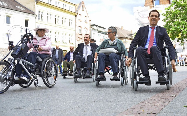 Bei einer Rollstuhlfahrt lernten der O...trte eine andere Perspektive kennen.   | Foto: Nikolaus Trenz