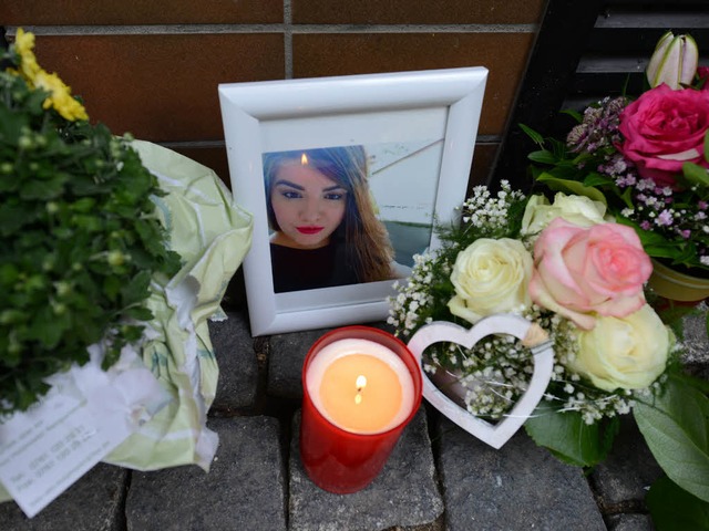 Am Tatort stellten Trauerende Kerzen, Blumen und ein Bild der Getteten auf.  | Foto: Rita Eggstein