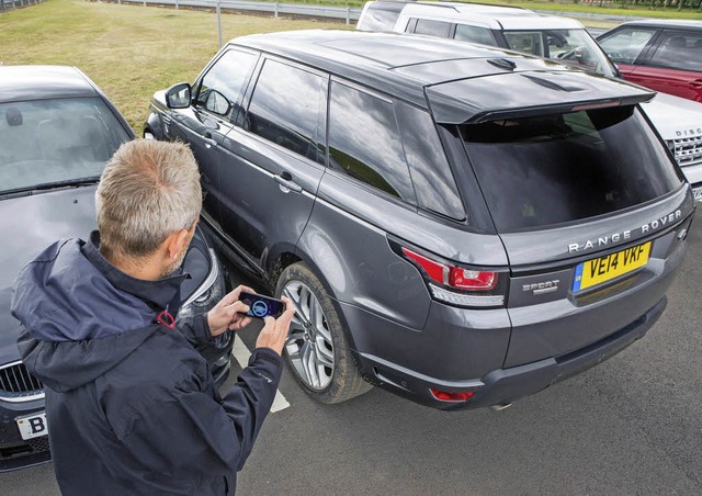Fast wie bei James Bond: Mit den Daume...sst sich der Range Rover fernsteuern.   | Foto: Jaguar Land Rover