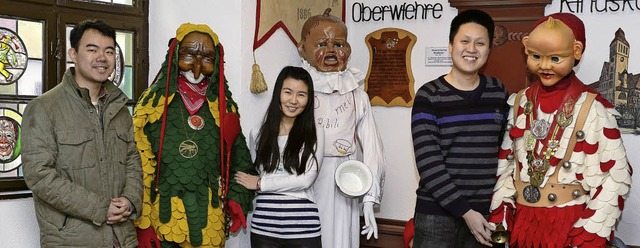 Minghao Wan, Jia Kui und Wei Chen (von...en im Fasnet-Museum an der Turmstrae   | Foto: Ingo Schneider