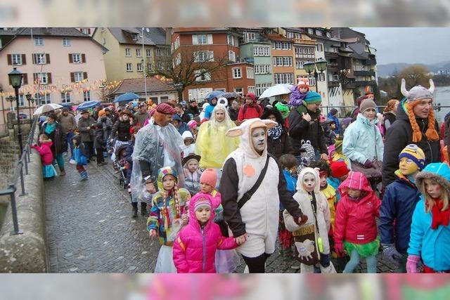 Leichter Regen kann frohgemute Narren nicht stoppen